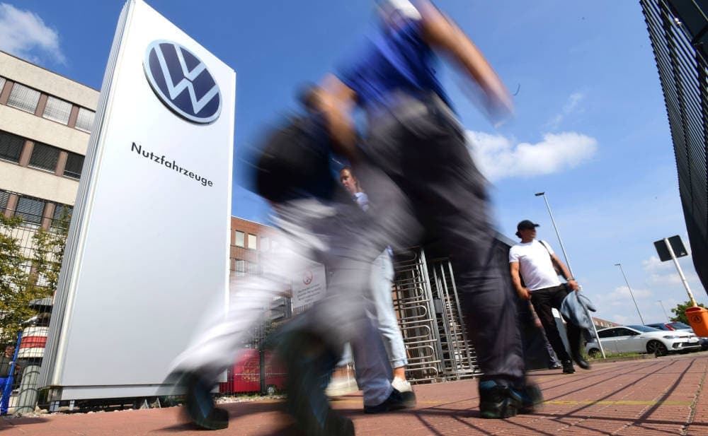 Mitarbeiter im Volkswagen-Werk beginnen mit der Arbeit: Der Autokonzern hat die höchsten Pensionsverpflichtungen im gesamten Dax