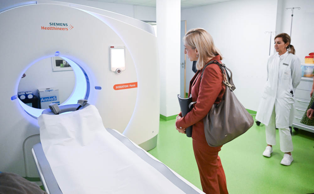 Bundesgesundheitsministerin Nina Warken (l, CDU) betrachtet ein CT im Krankenhaus GRN-Klinik Weinheim. Rechts im Bild die Ärztliche Direktorin Lelia Bauer: Die Beiträge in der gesetzlichen Krankenversicherung steigen wahrscheinlich weiter