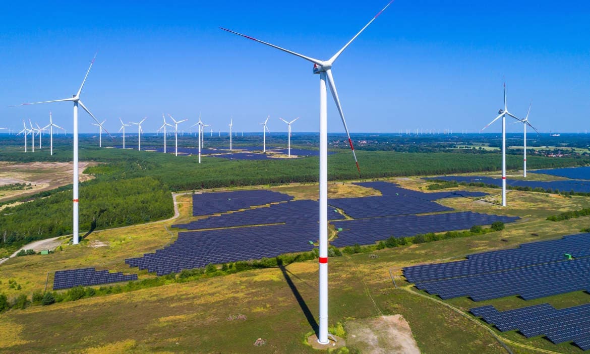 Ist das Klimaschutz, oder kann das weg?: Die Parteien haben zum Teil unterschiedliche Meinungen zu Windrädern und Solaranlagen (hier der Energiepark Lausitz bei Klettwitz)