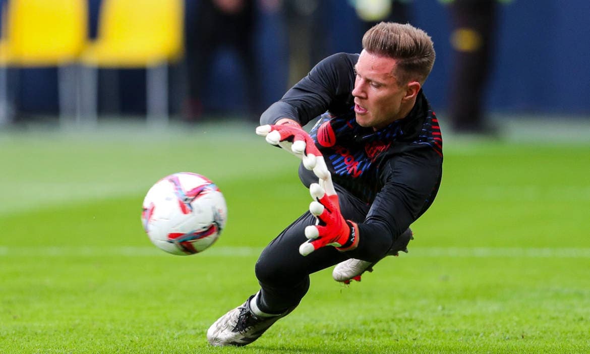 Der noch unverletzte Torwart des FC Barcelona, Marc-André ter Stegen, wärmt sich am 22. September 2024 für das Spiel gegen FC Villarreal auf: Später reißt in diesem Spiel seine Patellarsehne
