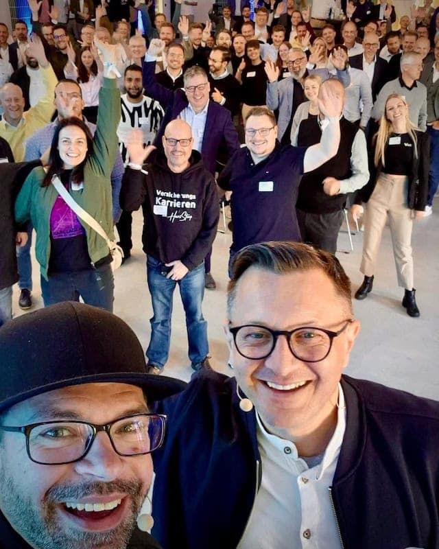 Versicherungsmakler Patrick Hamacher und Zff-Vorstand Christian Schwalb (vorne von links) mit Teilnehmern des ZFF-Slams