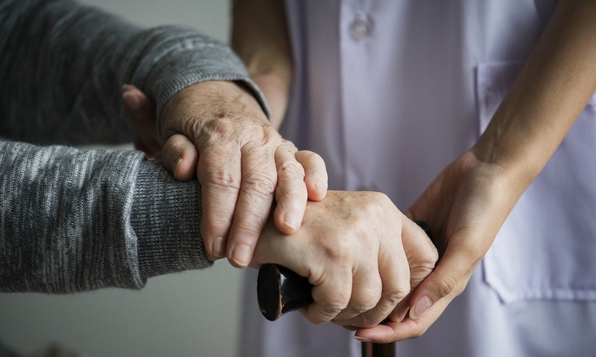Gerade in der ambulanten Pflege sind immer wieder Betrüger unterwegs, stellt die KKH fest.