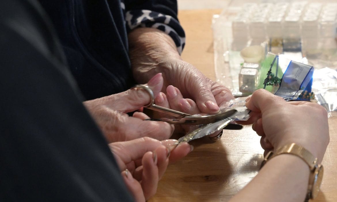 Eine Pflegekraft hilft einer alten Frau bei ihrer Medikation: Bei der ambulanten Pflege waren die Schäden für die KKH 2024 durch Betrug am höchsten.