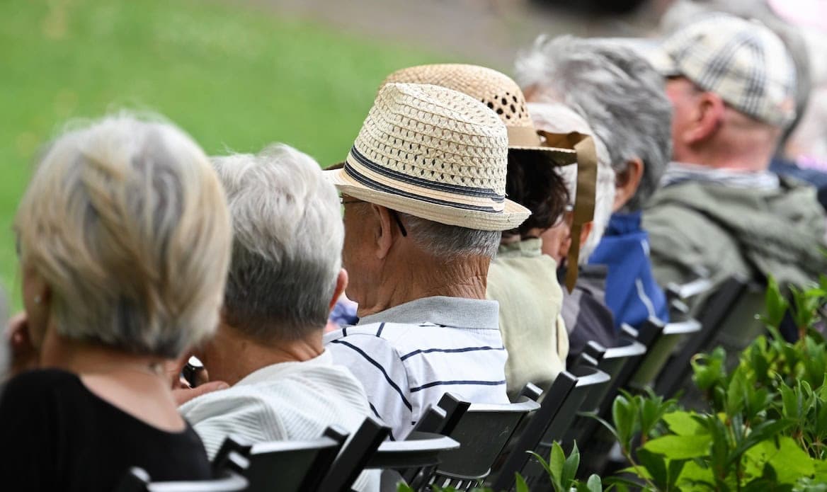 Rentner auf einer Parkbank: Wie das Statistische Bundesamt mitteilt, stieg die Zahl der Rentenempfängerinnen und -empfänger im Vergleich zum Vorjahr um 0,75 Prozent auf 22,3 Millionen Personen.