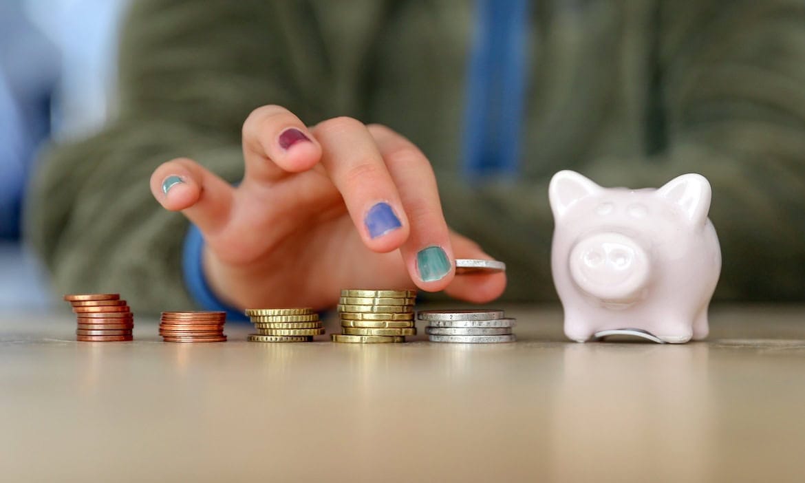 Junger Mensch zählt Münzen: Experten begrüßen es, dass sich die Bundesregierung um die Riester-Reform kümmert.