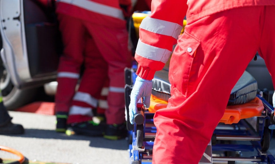 Sanitäter laden einen Patienten in den Rettungswagen: Unfälle und schwere Krankheiten können jederzeit zuschlagen. Deshalb sollten Makler sich mit einem Notfallplan vorbereiten.