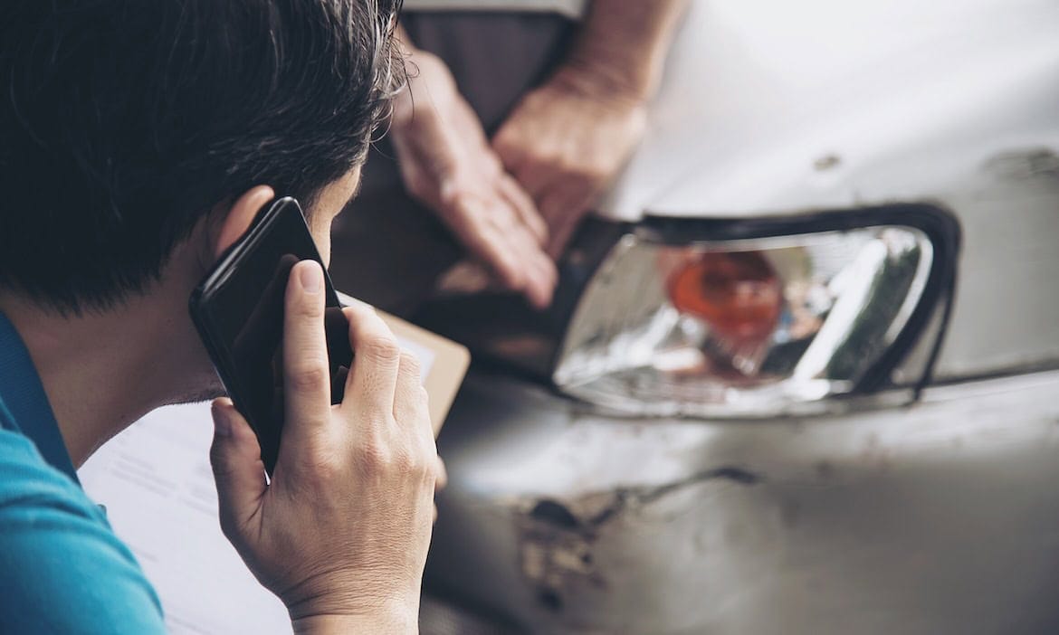 Männer begutachten einen Autoschaden: Wegen steigender Preise etwa für Ersatzteile kämpft die KFZ-Versicherung hierzulande mit ihrer Rentabilität.
