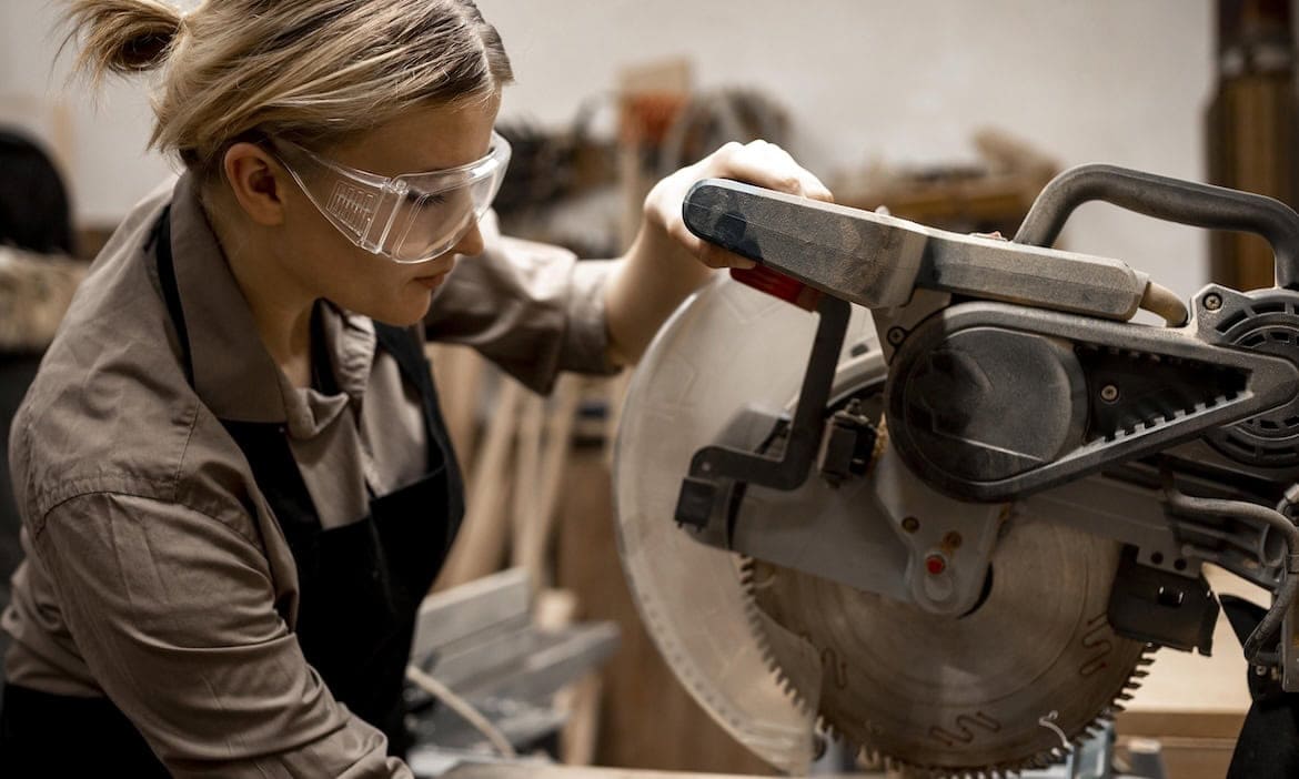 Schreinerin arbeitet in der Werkstatt: Die VEMA-Makler haben sich über die beliebtesten Versicherer für die Betriebshaftpflicht abgestimmt.