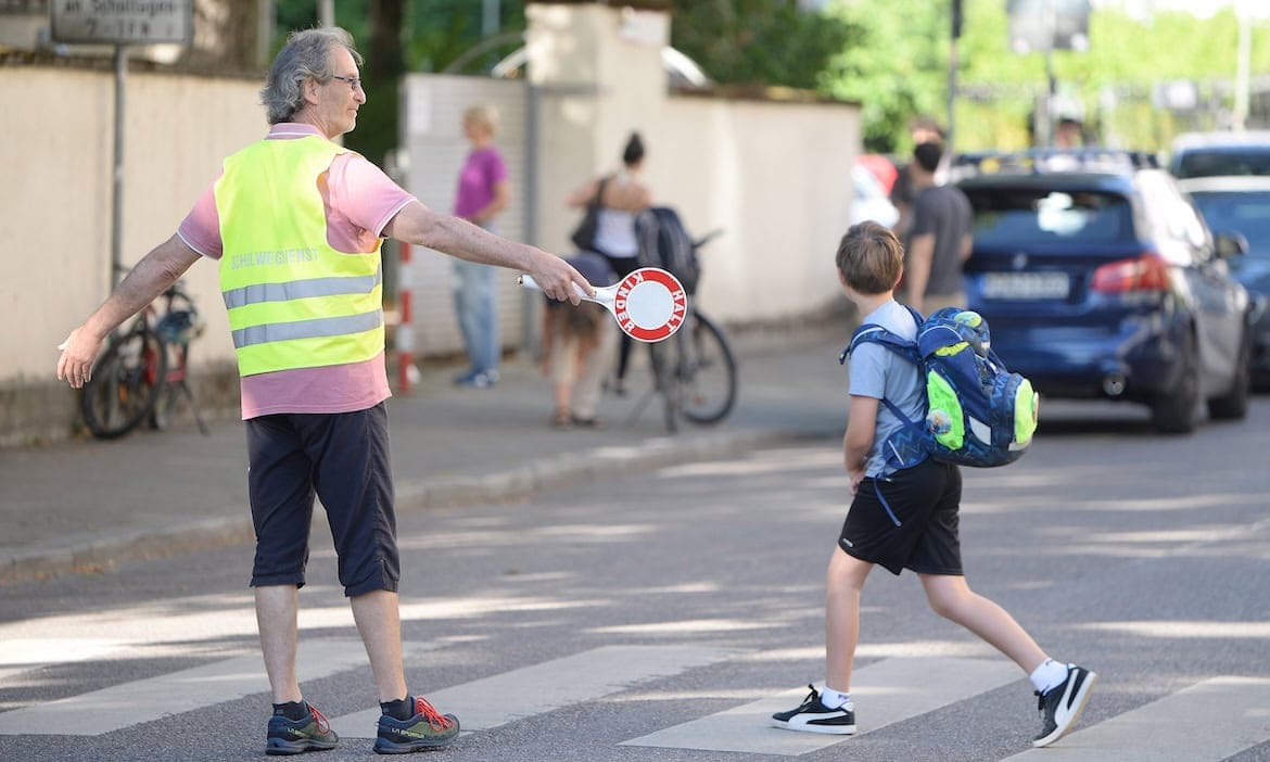 Schülerlotse erhöht die Sicherheit von Kindern am Zebrastreifen: XXX.