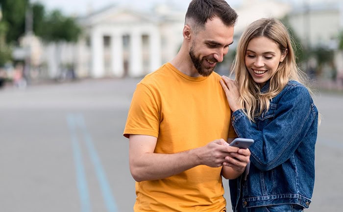 Junges Paar mit Gemeinschaftskonto – Oder-Konten können zu unerwarteter Steuerlast führen.