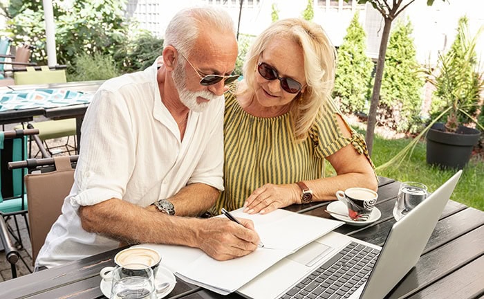 Ein Älteres Paar vor dem Ruhestand denkt darüber nach, wie ihr Kapital auch im Ruhestand durch Fonds oder Fondspolicen weiterarbeiten kann.