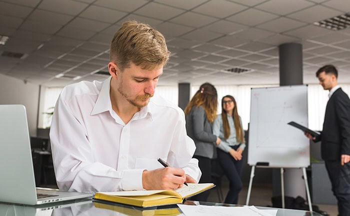 Versicherungsmakler, der sich weiterbildet, um auch seinen Babyboomer-Kunden im Ruhestand die beste Beratung bieten zu können.