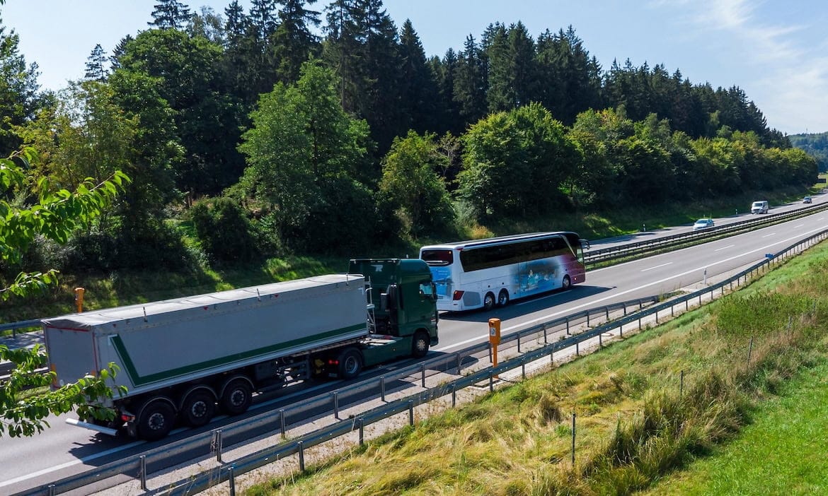 LKW fährt auf einer Autobahn: Phantomfrachtführer, also Kriminelle, die Lkw-Ladungen stehlen, erbeuten inzwischen fast 200.000 Euro pro Fall.