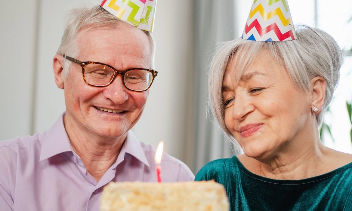 Ein Ehepaar feiert einen Geburtstag: In Deutschland gibt es immer mehr Über-100-Jährige.