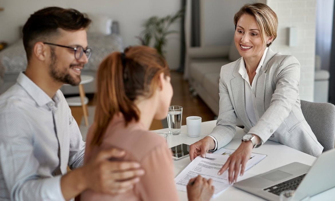 Versicherungsvermittlerin erklärt Kunden ihren Vertrag: Vermittler nutzten 2024 weniger Pools als im Vorjahr.
