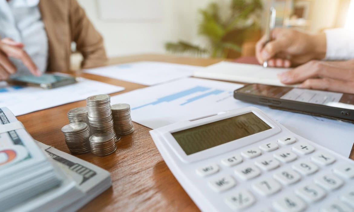 Zwei Personen berechnen ihre Rente: Das FPSB gibt Tipps, wie Anleger mit dem Wiederanlagerisiko umgehen können.