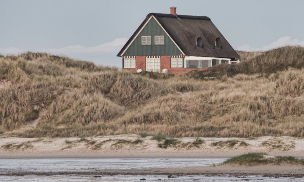 Haus am Strand bei Ebbe: Morgen & Morgen hat sich Wohngebäudeversicherungen auf dem deutschen Markt genauer angeschaut.