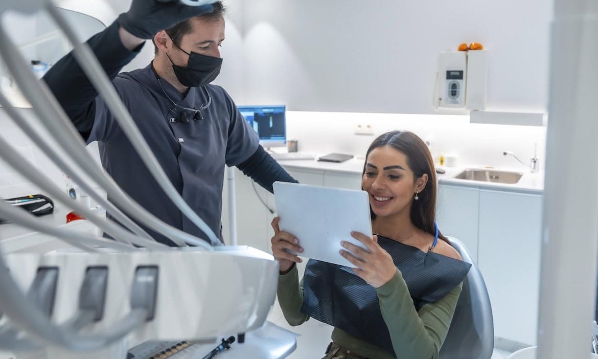 Frau beim Zahnarzt: Manche Ärzte rechnen gesetzliche Leistungen als Igel-Leistungen ab, so der Vorwurf des Verbraucherzentrale Bundesverbands.