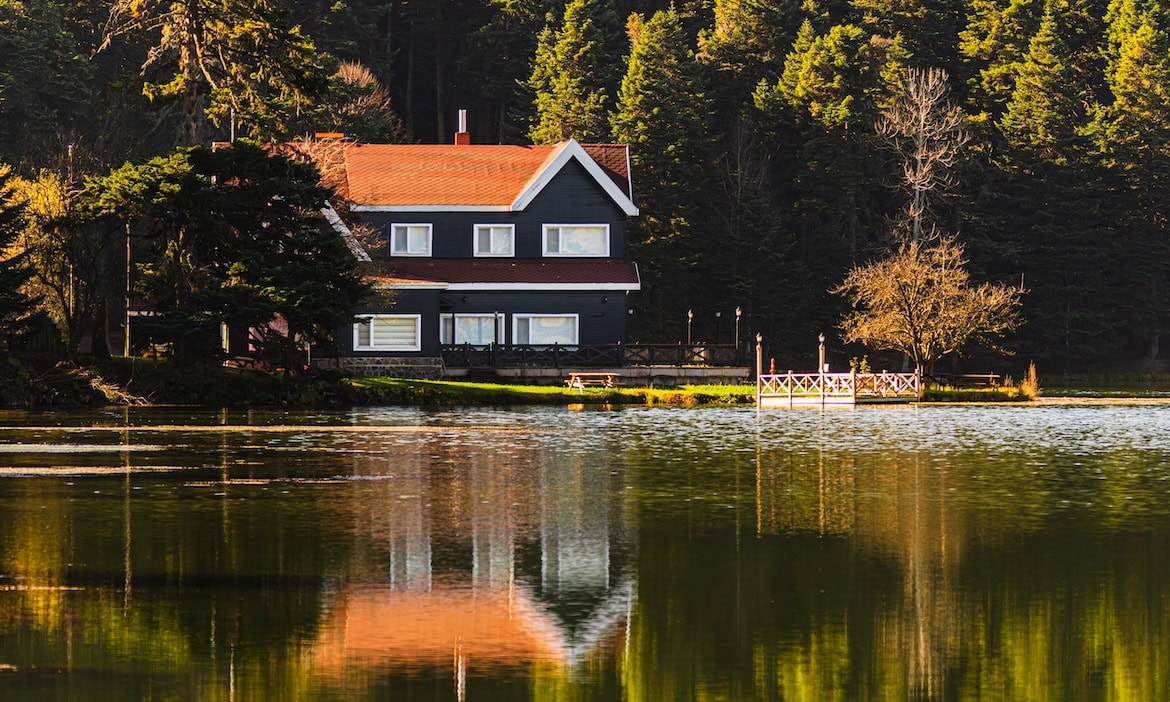 Wohnhaus an einem See: Eine Lösung zur Elementarschadenversicherung ist aktuell Teil der Koalitionsverhandlungen der neuen Regierung.