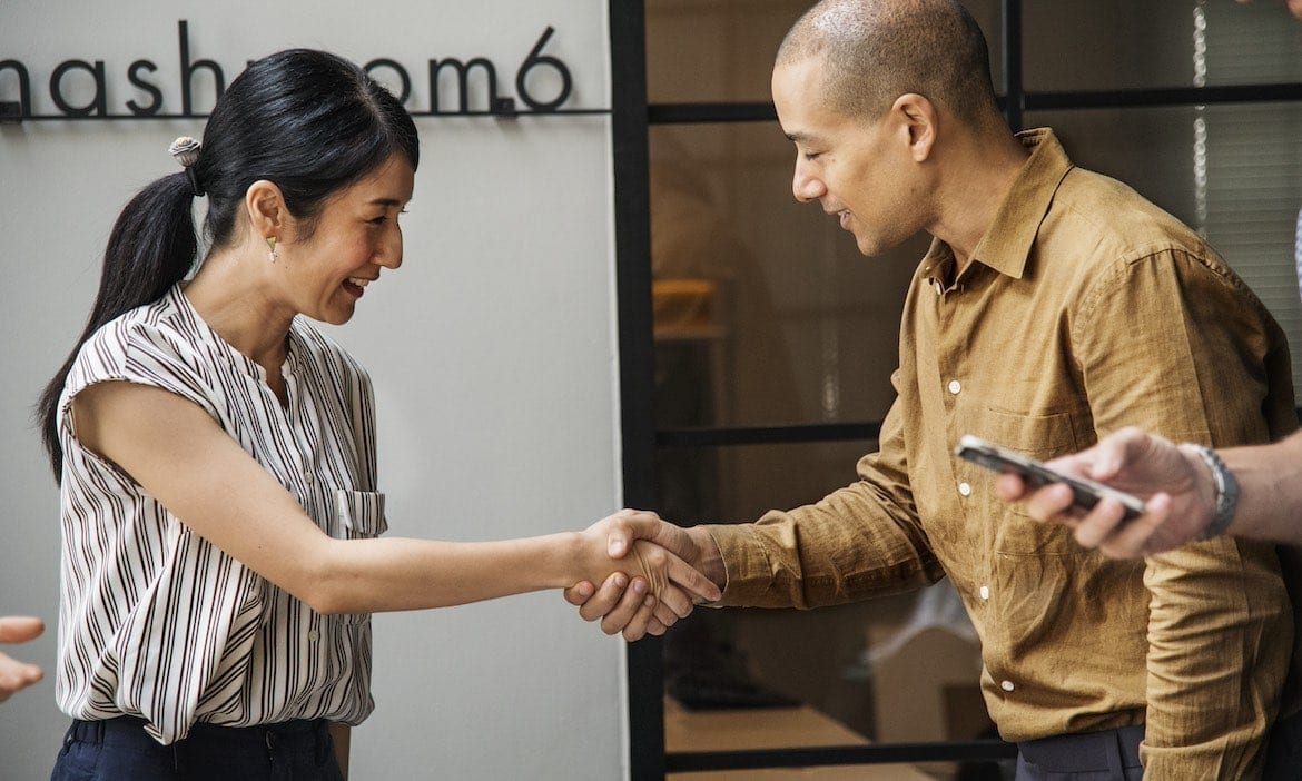 Handshake unter Geschäftsleuten: Auf kulturelle Besonderheiten sollten Makler bei der Beratung von Expats Wert legen.