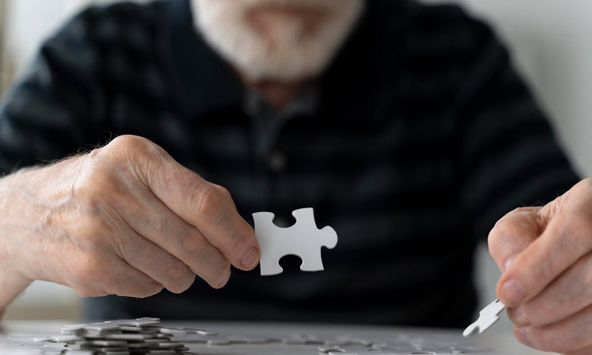 Mann mit Puzzleteilen – manchmal ist es nicht Fonds versus Fondspolice, sondern die richtige Kombination