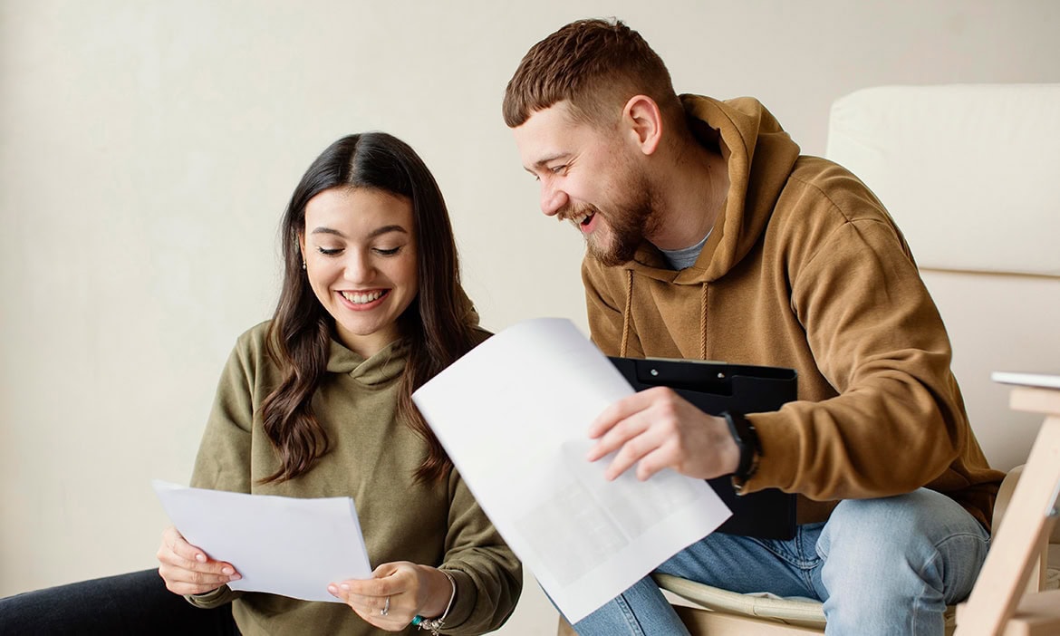 Junges Paar entscheidet sich zwischen lebenslanger Rente versus Auszahlplan – manchmal ist eine Mischung die beste Lösung.
