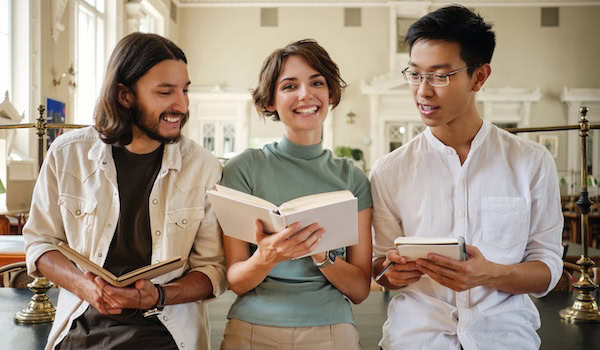Gruppe aus jungen Fachkräften Foto: garetsvisual