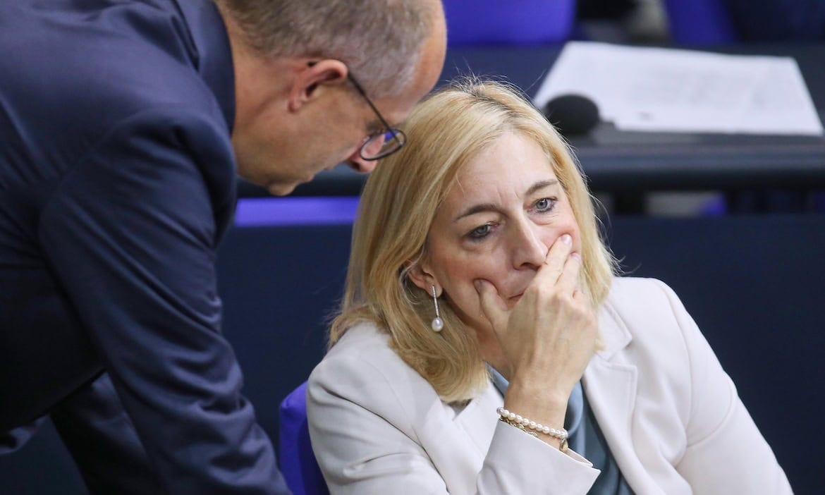 Gesundheitsministerin Nina Warken, hier mit Kanzler Friedrich Merz, muss die deutsche Krankenversicherung reformieren.