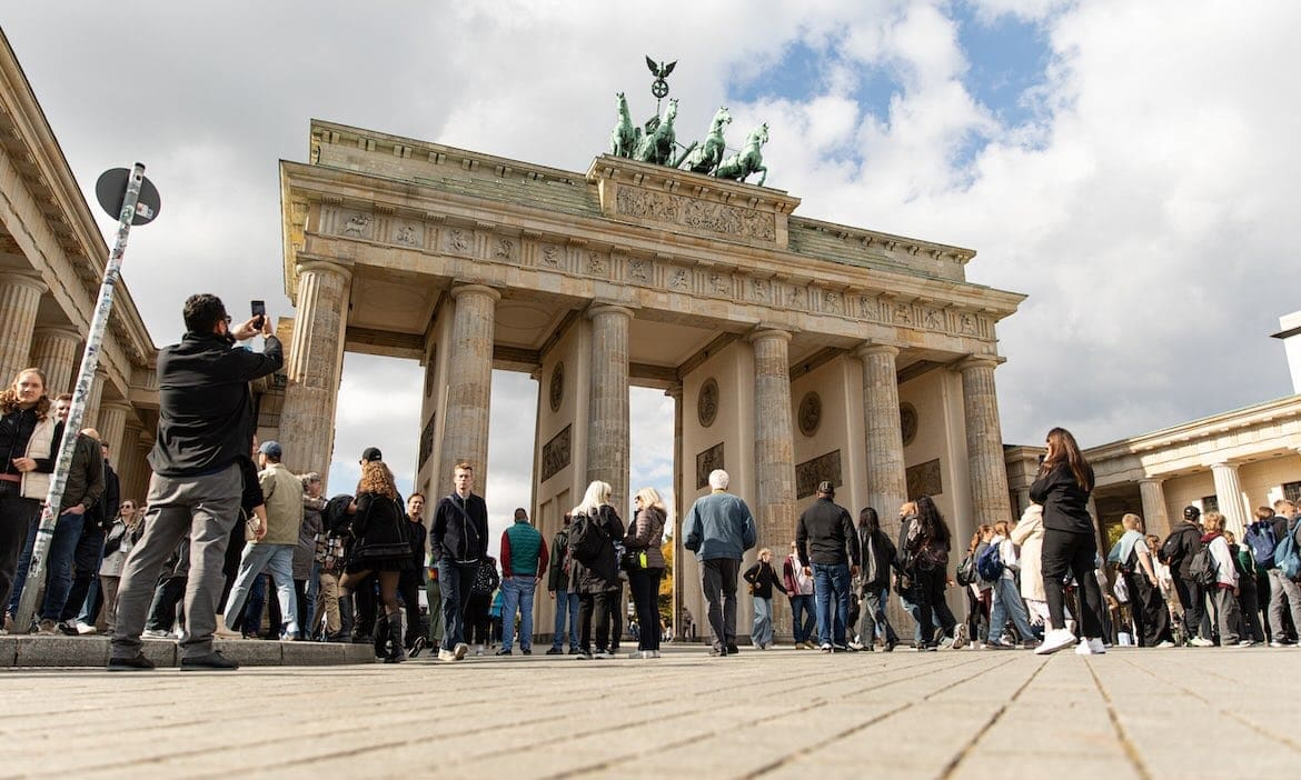 Menschen vor dem Brandenburger Tor in Berlin: In der Bundeshauptstadt findet Handelsblatt-Jahrestagung „Betriebliche Altersversorgung 2025“ statt.