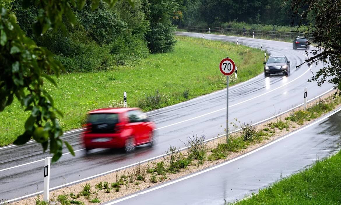 Autos auf der Landstraße: Knapp 28 Prozent der Tarife schnitten im aktuellen Rating KFZ-Versicherung von Franke und Bornberg hervorragend ab.