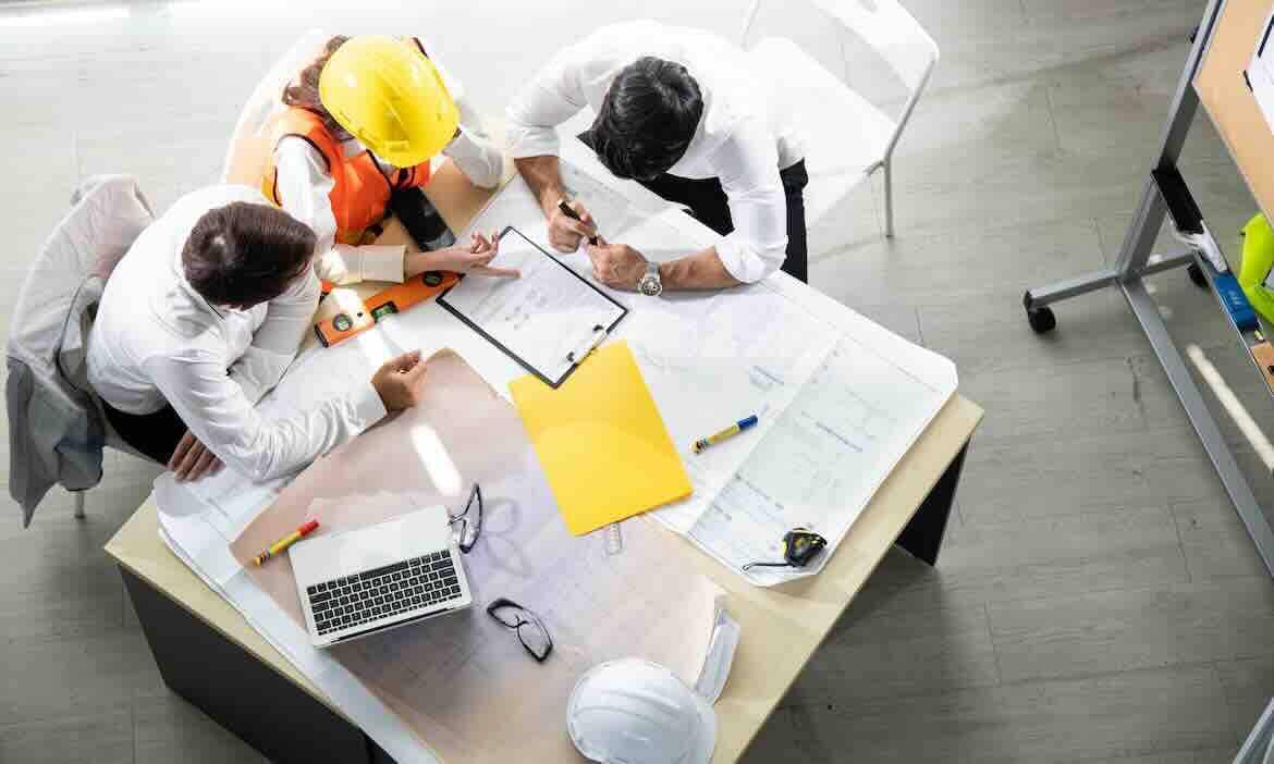 Architekten bei der Arbeit: Nach wie vor unterschätzen viele Menschen hierzulande, dass ihre Arbeitskraft auch mal schwinden gehen kann.