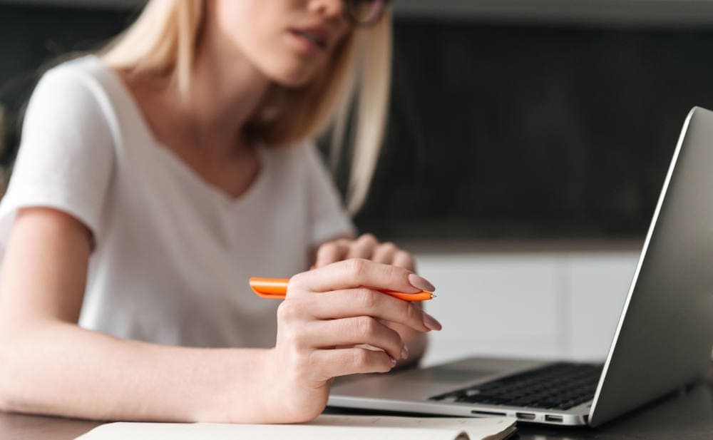 Versicherungsverträge am Laptop prüfen? Keine Selbstverständlichkeit für alle