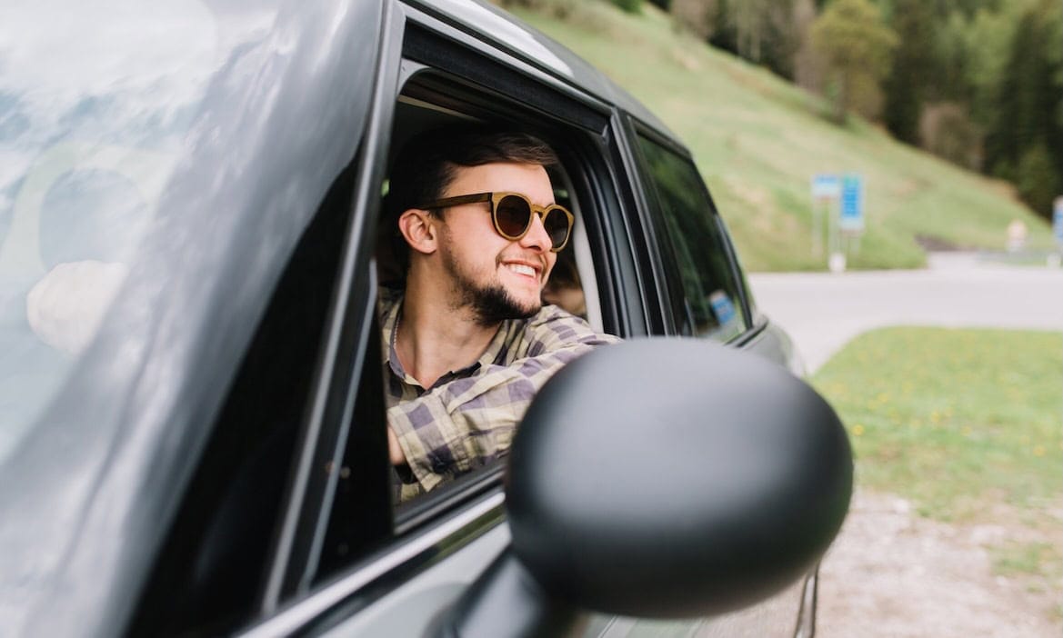 Junger Autofahrer: Wer am begleiteten Fahren teilnimmt, ist nachweislich sicherer unterwegs.