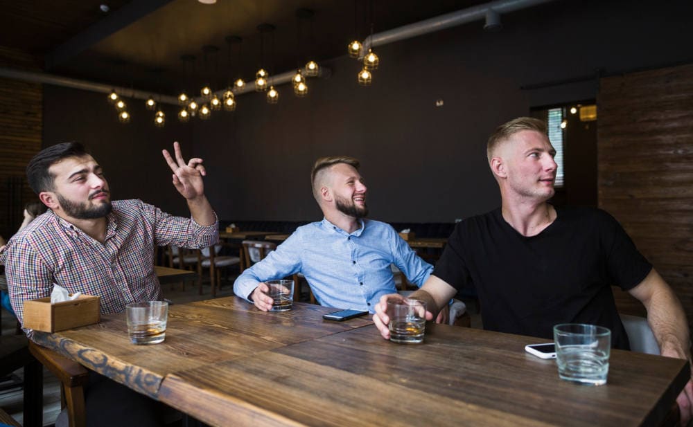 Junge Männer in der Kneipe: Die unterschiedliche Lebenserwartung zwischen Männern und Frauen hat auch mit dem Lebenswandel zu tun