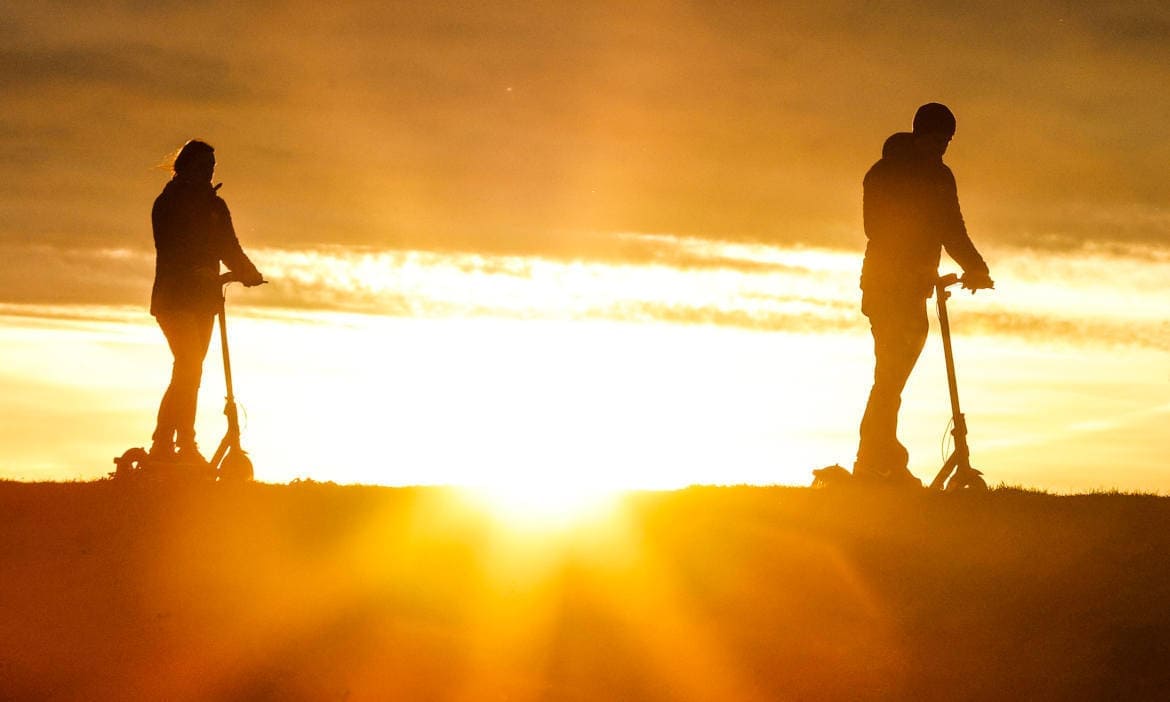 E-Roller-Fahrer auf Fehmarn: Der „Tarif des Jahres 2025“ aus der Kategorie Komposit sichert auch Schäden oder Verlust an und von gemieteten E-Scootern ab