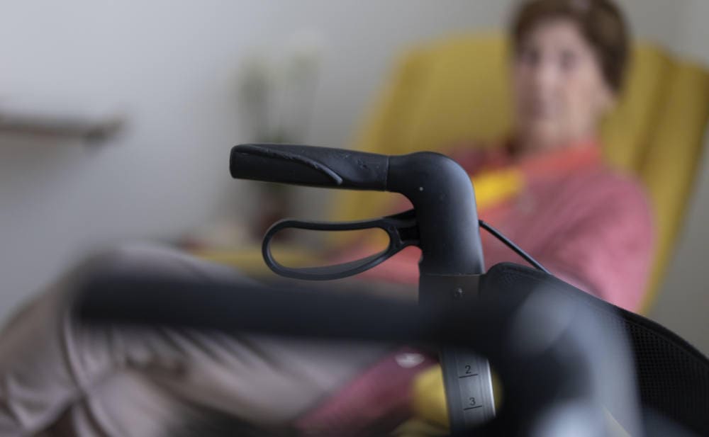 Frau im Pflegeheim: Pflegevollversicherung für alle? Der PKV-Verband sagt nein