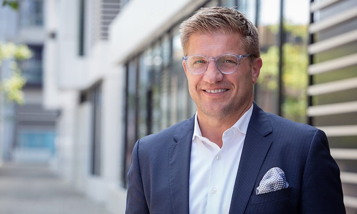 Tom Rohrbach ist seit Juli 2025 Geschäftsführer von Yellow Hive in Deutschland. Zuvor war er neun Jahre lang Bereichsleiter im Makler- und Kooperationsvertrieb bei HDI Deutschland.