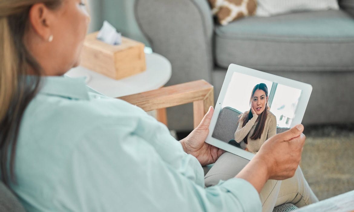 Im neuen bkV-Tarif der Continentalen haben Versicherte bis zu drei Mal pro Jahr die Möglichkeit, Gespräche per Telefon oder Video mit Psychologen und Psychotherapeuten zu führen.