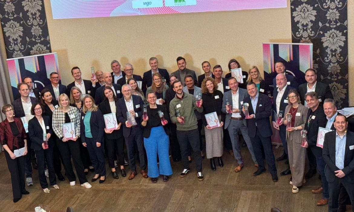 Gruppenfoto im historische Depot 1899 in Frankfurt am Main: Alle Prämierten beim Innovationspreis der Assekuranz 25/26